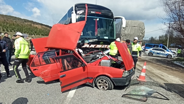Bilecik'te otomobil ile yolcu otobüsü çarpıştı, 1 kişi öldü, 1 kişi yaralandı