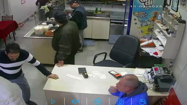 Yolda yürürken kalp krizi geçirdi; son anları kamerada