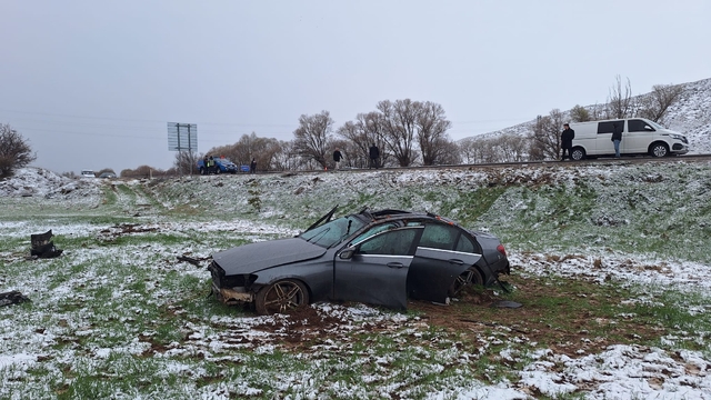Sivas'ta devrilen otomobildeki 3 kişi yaralandı