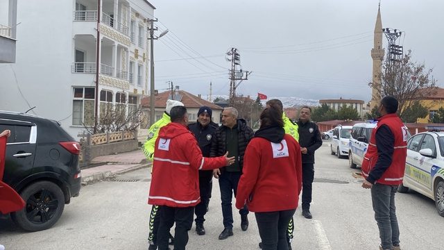 Şarkışla'da kaza ihbarına giden polislere sürpriz kutlama