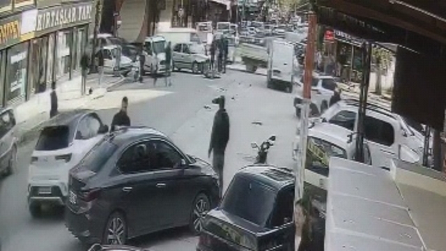 Bursa'da otomobil ile motosikletin çarpışması kamerada; 2 yaralı