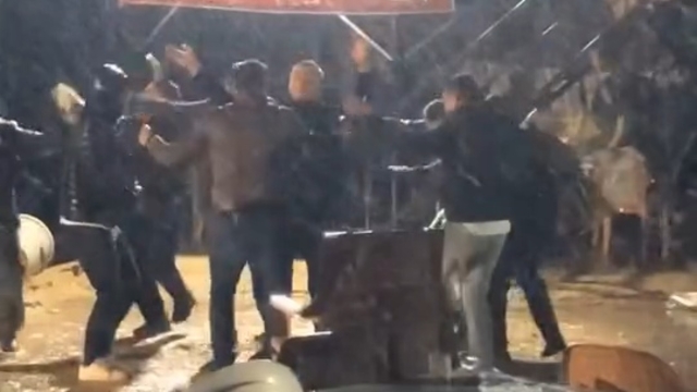 Sokak düğününde sağanak altında dans ettiler; o anlar kamerada