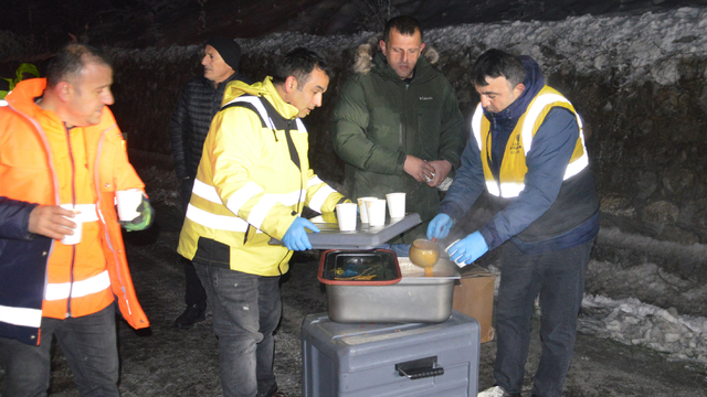 Samsun'da kar yağışı nedeniyle yolda mahsur kalanlara sıcak çorba ikram edildi