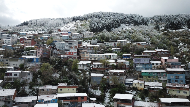 Uludağ'ın eteklerindeki mahallelerde rengarenk evler beyaz örtüyle kaplandı
