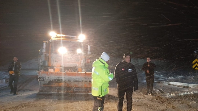 Kayseri'de kar ve tipi nedeniyle yollarda mahsur kalan 385 kişi tesislerde misafir ediliyor