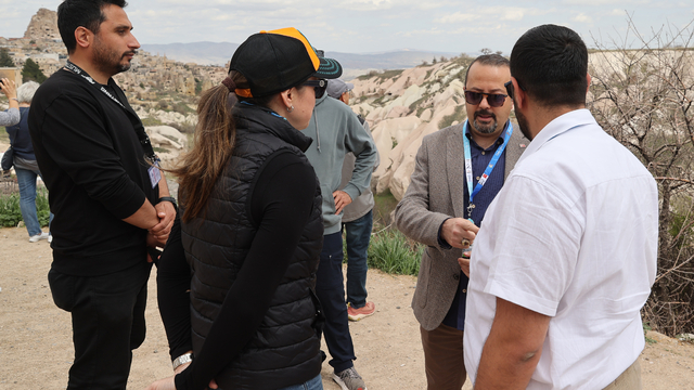 Çocukken amatör olarak başladığı turist rehberliğini sektör temsilcisi olarak yürütüyor