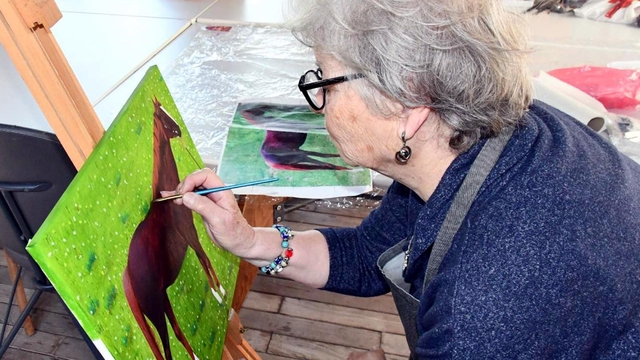 80 yaşında resim yaparak hayata sarılıyor