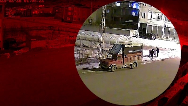 Çöp konteynerini kamyonete yükleyip çaldılar