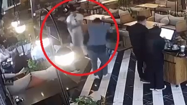 Kafede yanına gelip, kendisini dışarı çıkarmak isteyen 2 kişiyi vuran şüpheli, tutuklandı