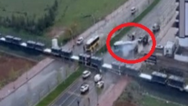 Yük treni, hemzemin geçitte belediye otobüsüne çarptı