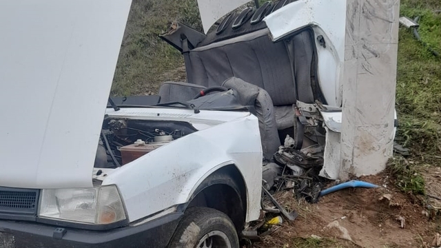 İzmir'de elektrik direğine çarpan otomobildeki 2 genç öldü