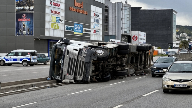Samsun'da devrilen tırın sürücüsü yaralandı