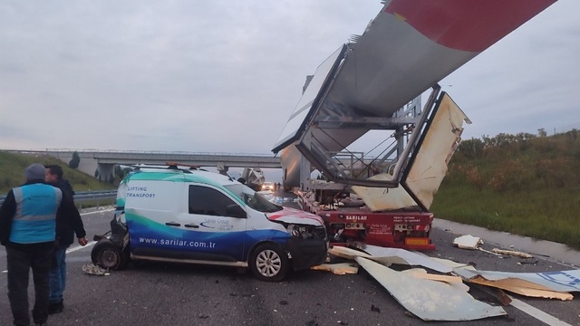 Manisa'da kamyon, kamyonet ve rüzgar türbini kanadı taşıyan tır çarpıştı