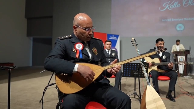 Emniyet müdürü bağlama çaldı, polis memurları şarkı söyledi