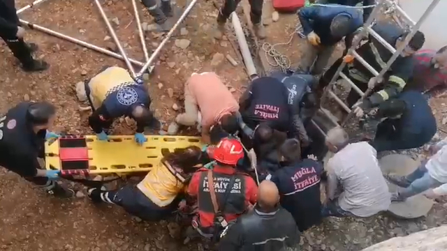 Bodrum'da 4 metrelik kuyuya düşen işçiyi itfaiye kurtardı