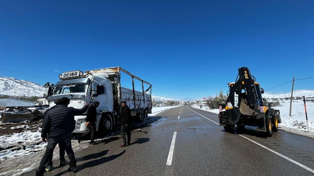 Sivas'ta devrilen kamyondaki 1 kişi yaralandı