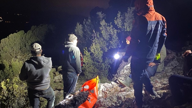 Burdur'da dağda mahsur kalan keçiyi AFAD kurtardı