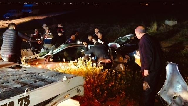 Şanlıurfa'da iki otomobil kafa kafaya çarpıştı: 1 ölü, 7 yaralı