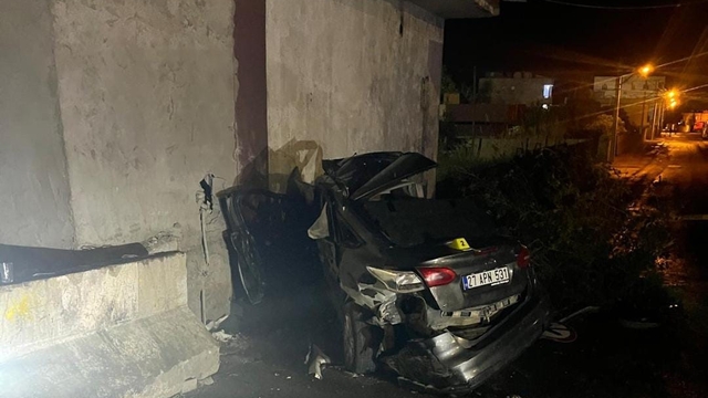Duvara çarpan otomobildeki 2 kişi öldü