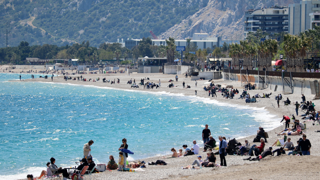 Antalya'da güneşli havanın keyfini sahilde çıkardılar