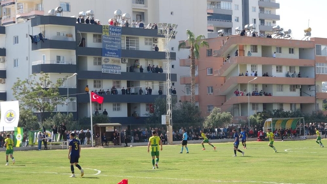 Amatör lig maçında taraftarlar tribünlere sığmadı