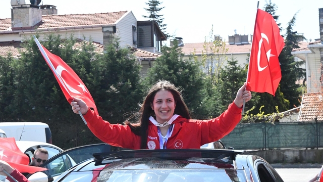 Dünya şampiyonu Esma Nur'a coşkulu karşılama