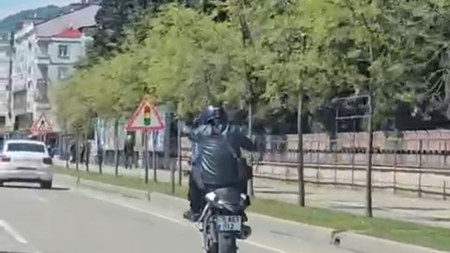 Motosikletini tek teker üstünde kullanan sürücüye 8 bin TL ceza