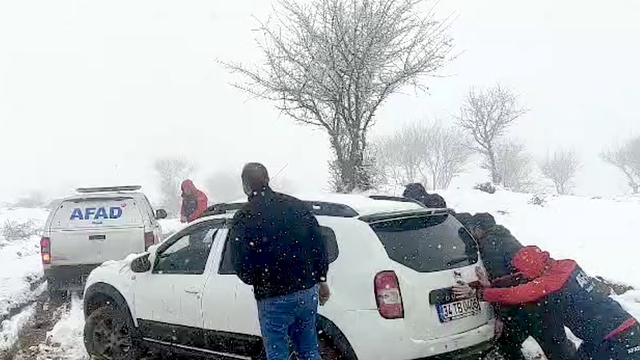 Muş'ta araçları çamura saplanan 4 doğasever ekiplerce kurtarıldı