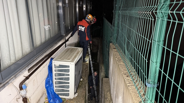 Karabük'te iki duvar arasındaki boşluğa düşen kişiyi AFAD ekipleri kurtardı