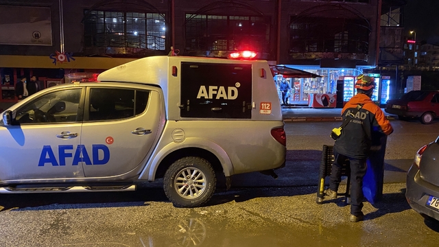 İki duvar arasındaki boşluğa düştü, AFAD kurtardı