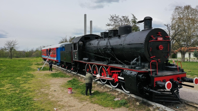 Edirne'de turistlerin "fotoğraf çekim noktası" nostaljik kara tren bakıma alındı