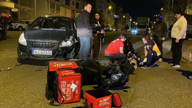 Otomobille çarpışan motosikletin sürücüsü kurye yaralandı
