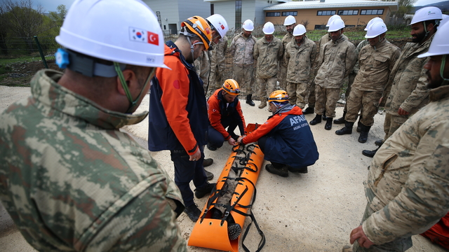 Bingöl'de güvenlik korucuları olası depremlerde hayat kurtarmaya hazırlanıyor