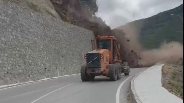 Artvin'de operatörün heyelandan son anda kurtulduğu anlar kamerada