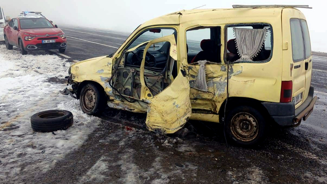 Kars'ta kamyonet ile hafif ticari araç çarpıştı, 4 kişi yaralandı