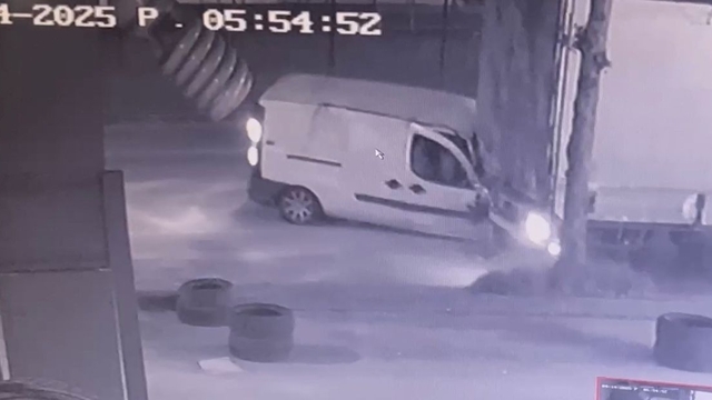 TIR'a çarpan aracın yaralanan sürücüsü kendi imkanlarıyla çıktı; o anlar kamerada