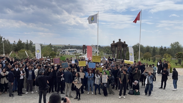 Şanlıurfa'da üniversite öğrencilerinden başıboş köpek eylemi