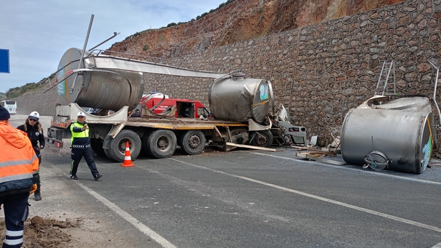 Balıkesir'de refüje ve istinat duvarına çarpan süt tankerinin şoförü öldü