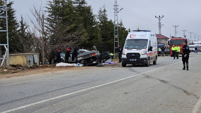 Kahramanmaraş'ta iki otomobilin çarpıştığı kazada 3 kişi öldü, 3 kişi yaralandı