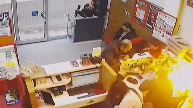 Artvin'de telefon bataryası alev aldı; o anlar kamerada