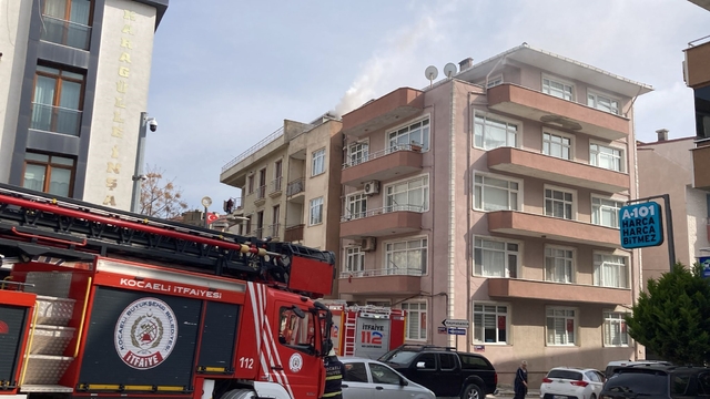 3 katlı binanın bacasında çıkan yangın söndürüldü