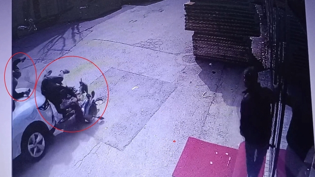 Otomobilin çarptığı motosikletli yaralandı, arkasındaki yolcu kaçtı; o anlar kamerada