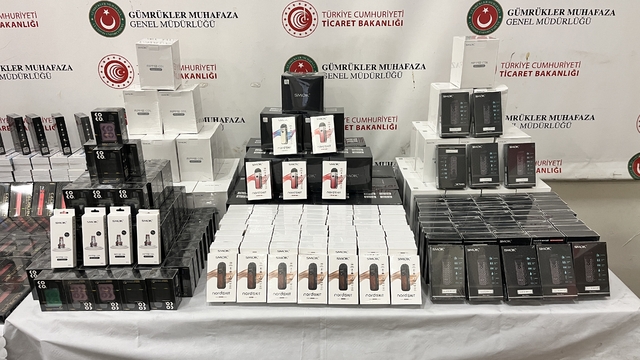 Kapıkule'de tırda 46 bin 761 elektronik sigara ve 16 varil yasaklı kimyasal madde ele geçirildi