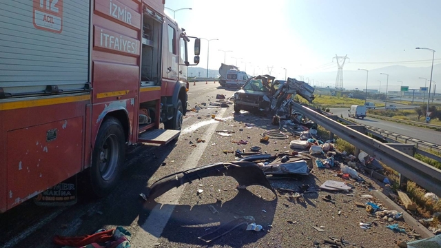İzmir'de kamyon hafif ticari araca çarptı, 1 kişi öldü, 2 kişi yaralandı