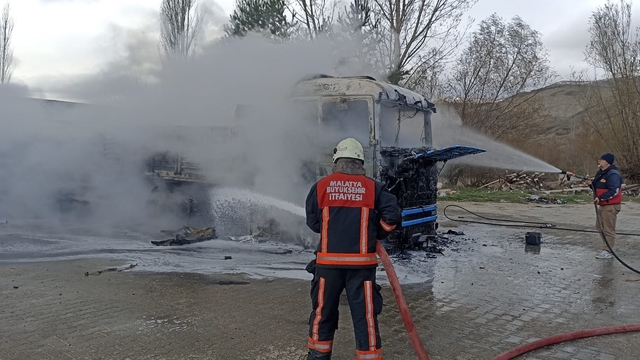 Sivas'ta park halindeyken yanan tır kullanılamaz hale geldi
