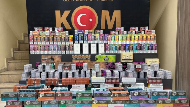 Kocaeli'de kargo aracında kaçak ürünler ele geçirildi