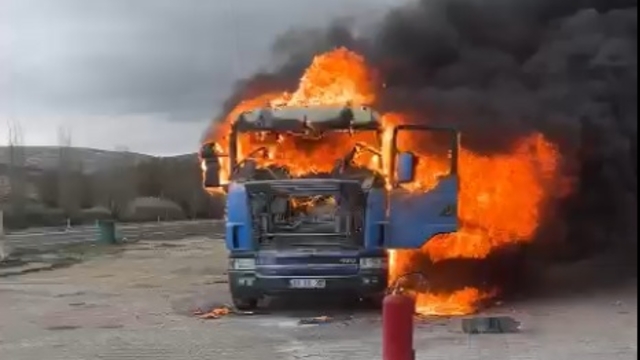 Park halindeki TIR yandı; sürücü yaralı