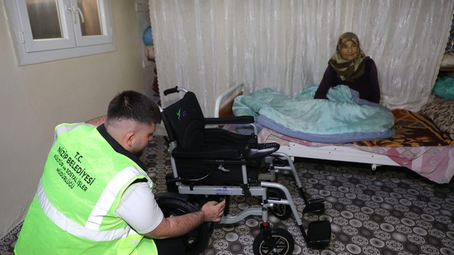 Bedensel engelli vatandaşın akülü sandalye isteği yerine getirildi