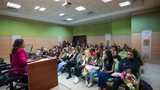 Tarsus'ta "otizmde farkındalık" söyleşisi düzenlendi