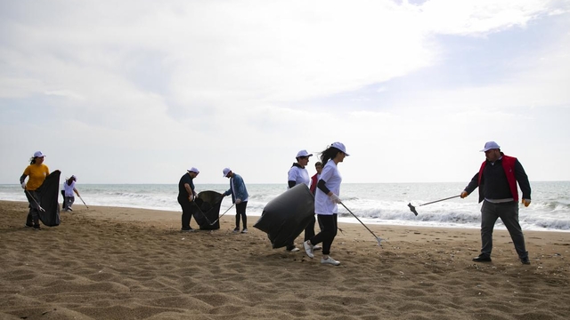 Mersin'de sahil bandında 580 kilogram atık toplandı